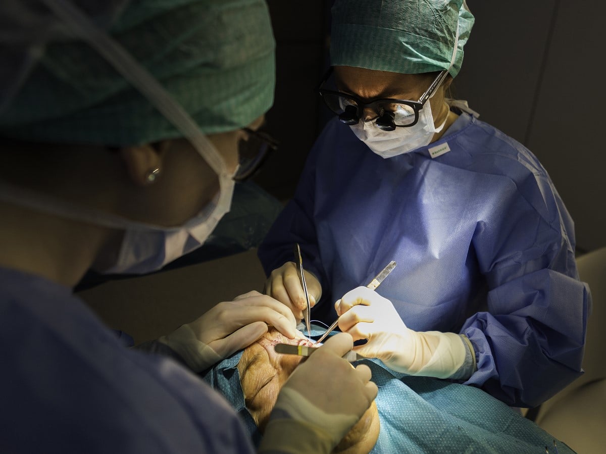 Voor courante operaties zoals ooglidchirurgie ligt de focus op een steeds patiëntvriendelijkere setting. Sinds 2017 beschikken de oftalmologen hiervoor over een gloednieuw I.K. op de polikliniek
