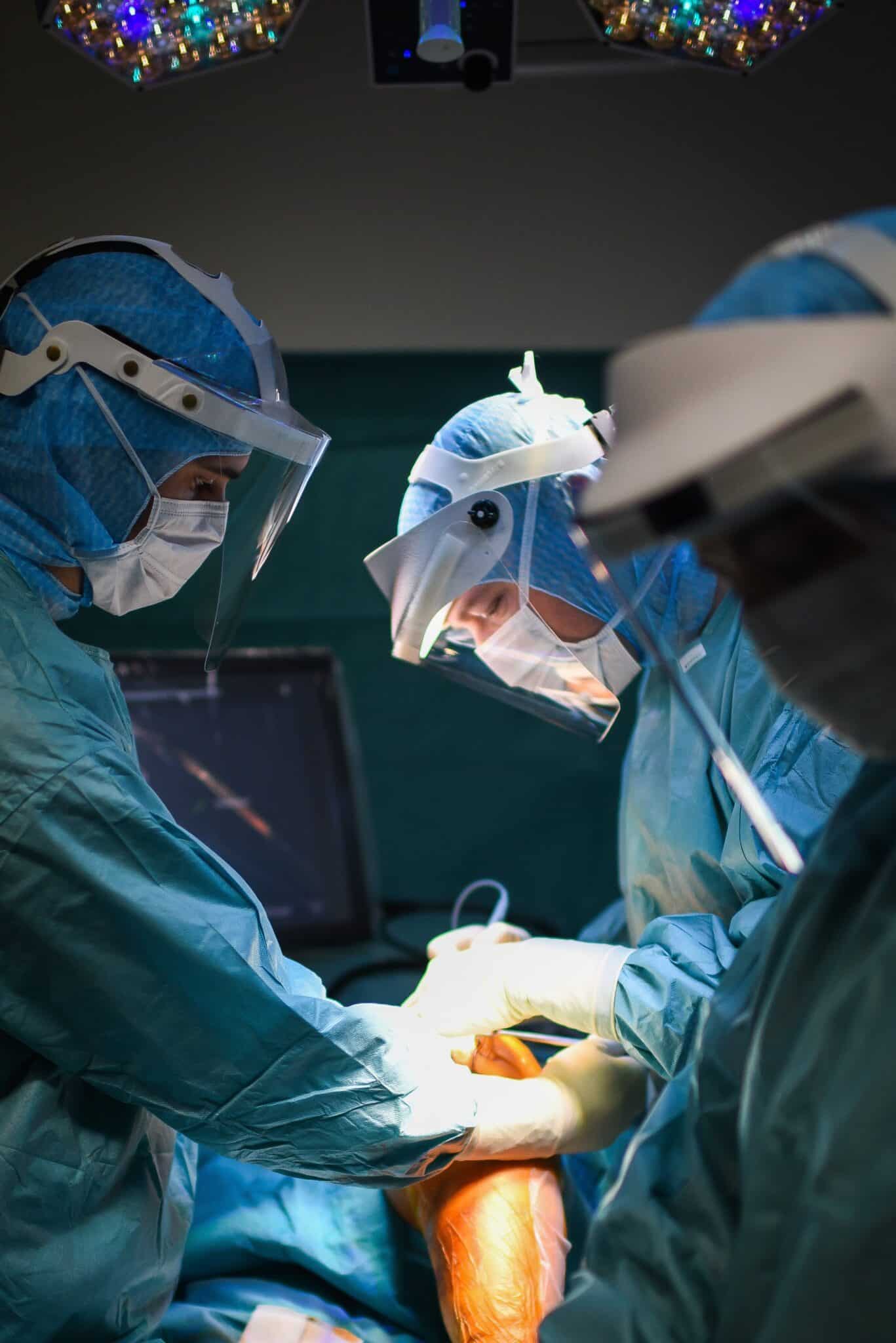  Bij de robotgeassisteerde plaatsing van een knieprothese zorgt het ingebouwde navigatie- en veiligheidssysteem ervoor dat de chirurg alleen het aangetaste gewrichtsoppervlak verwijdert en het onderliggende gezonde bot met een precisie van minder dan een halve millimeter intact laat.
