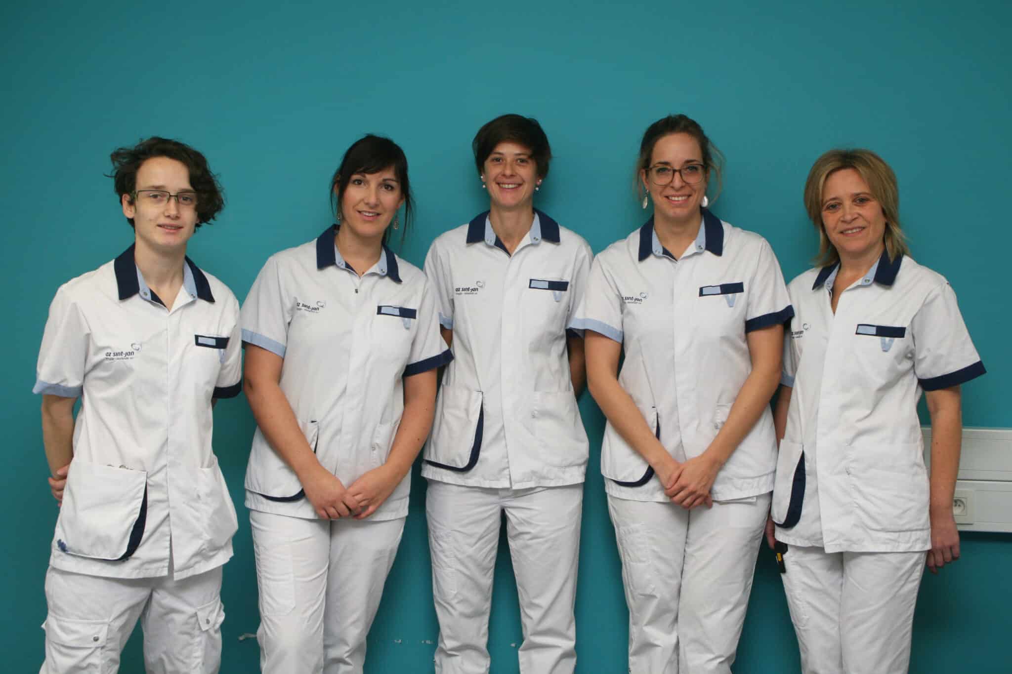 Een toegewijd team van 5 verpleegkundigen leert de patiënten de peritoneale dialysetechniek aan